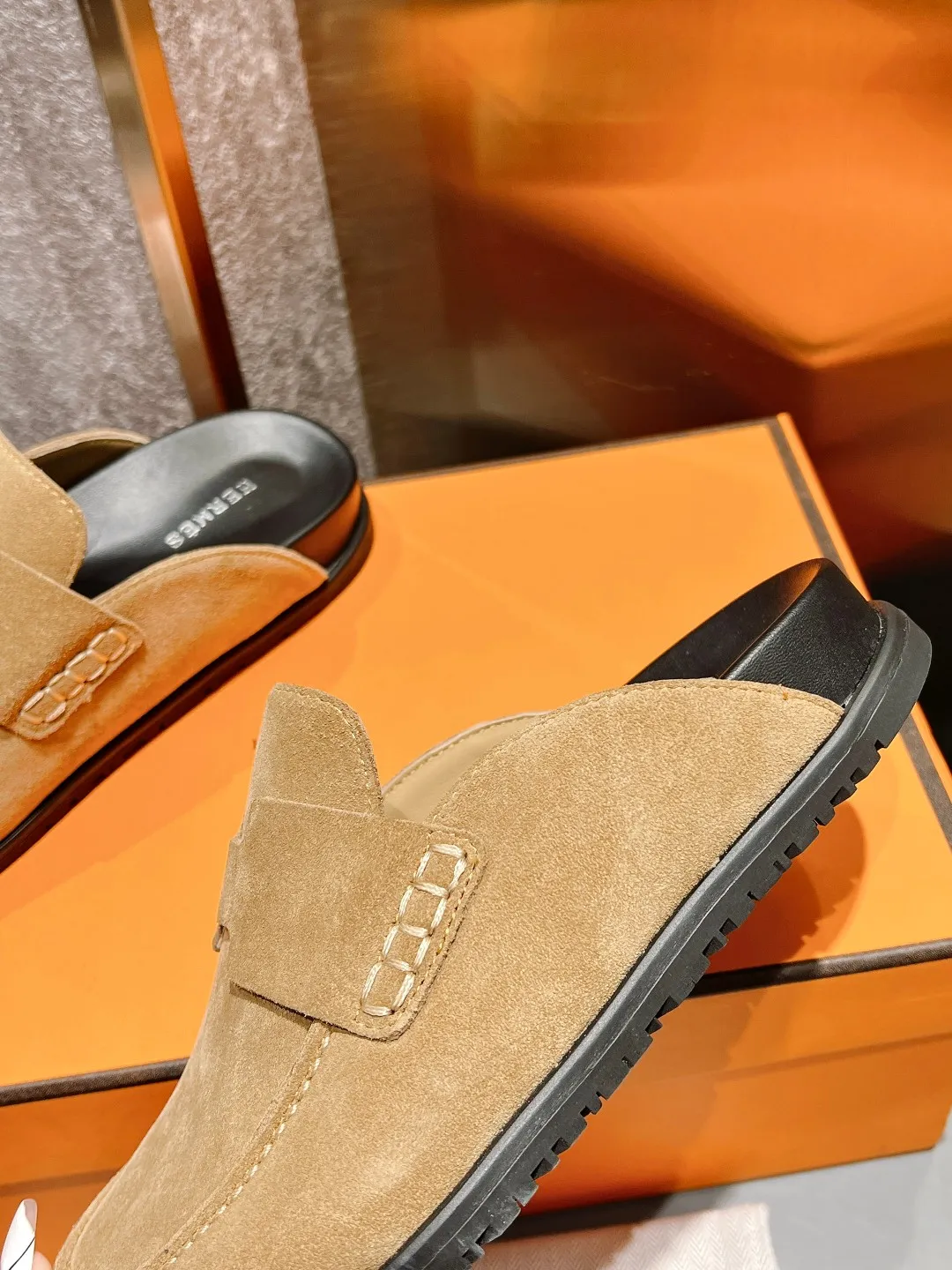 [H Family Hermès] P: 520💰 Size: Male 39-44 (45 customized) Female 35-40 (41 customized) HERMES Hermès' latest couple's cute Birkenstock slippers. Summer really needs versatile slippers. They look good no matter how you match them. They have a casual and high-end feel. The comfort is also great. They are paired with a variety of colorful socks. They are trendy. Hermès 2023 new half slippers are high quality. ●Upper: imported cow suede ●Inner lining: imported sheepskin ●Foot pads: imported mixed sheepskin ●Outsole: Tpu non-slip and wear-resistant outsole